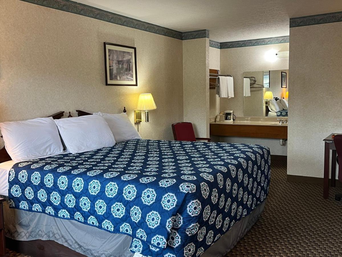 Americas Inn Бардстаун Екстериор снимка