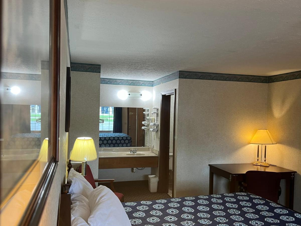 Americas Inn Бардстаун Екстериор снимка