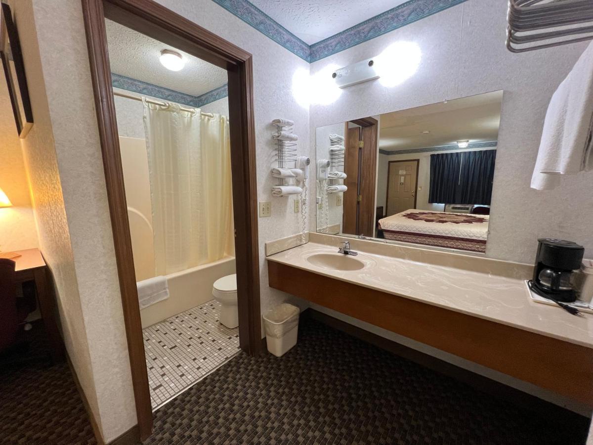 Americas Inn Бардстаун Екстериор снимка