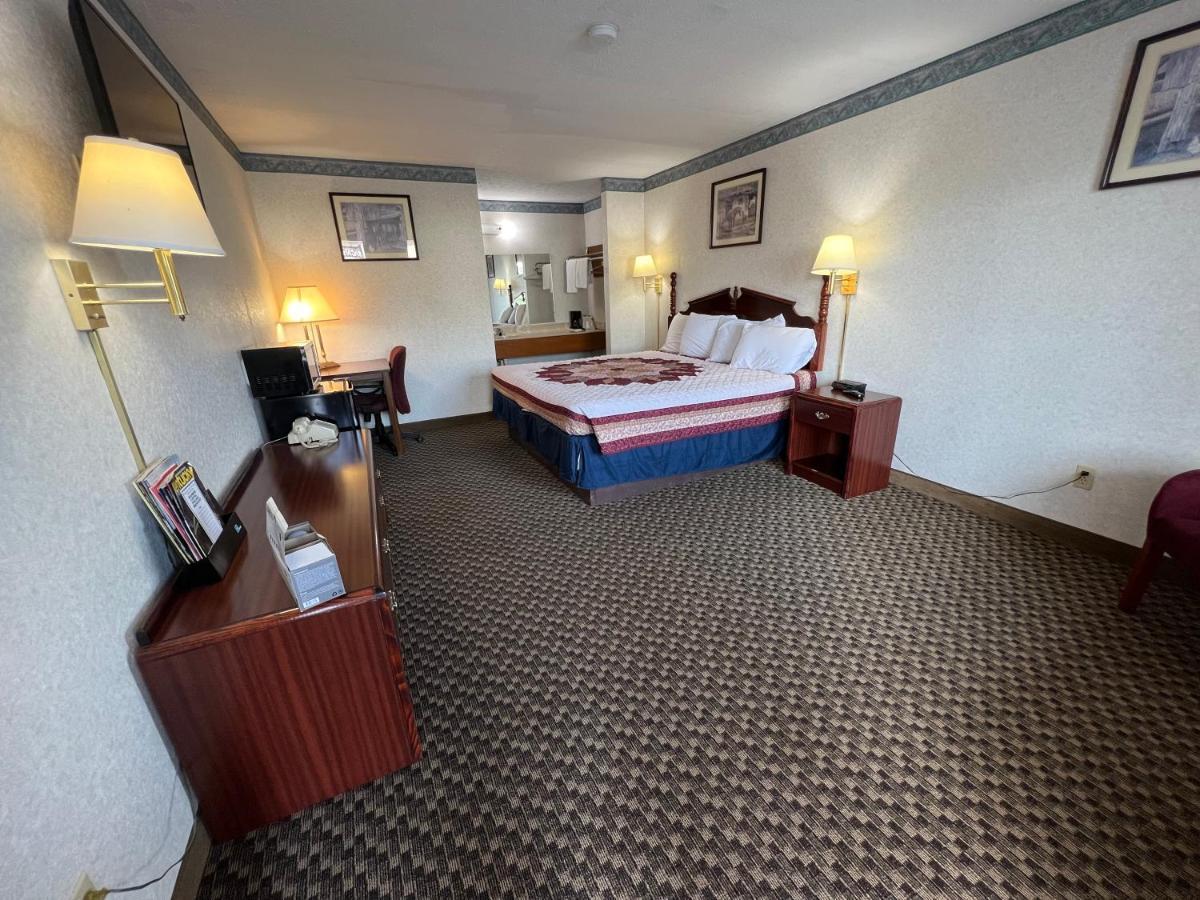 Americas Inn Бардстаун Екстериор снимка