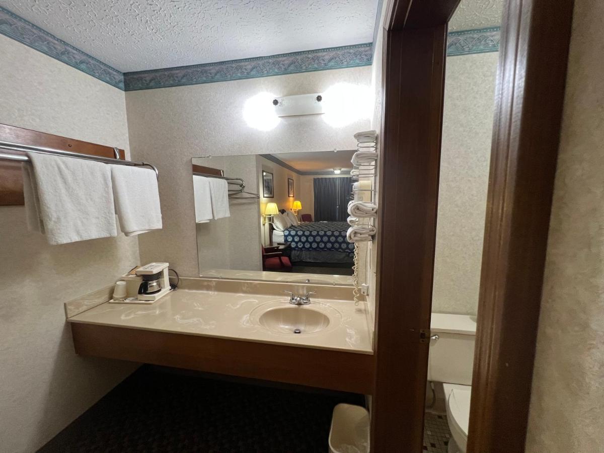 Americas Inn Бардстаун Екстериор снимка