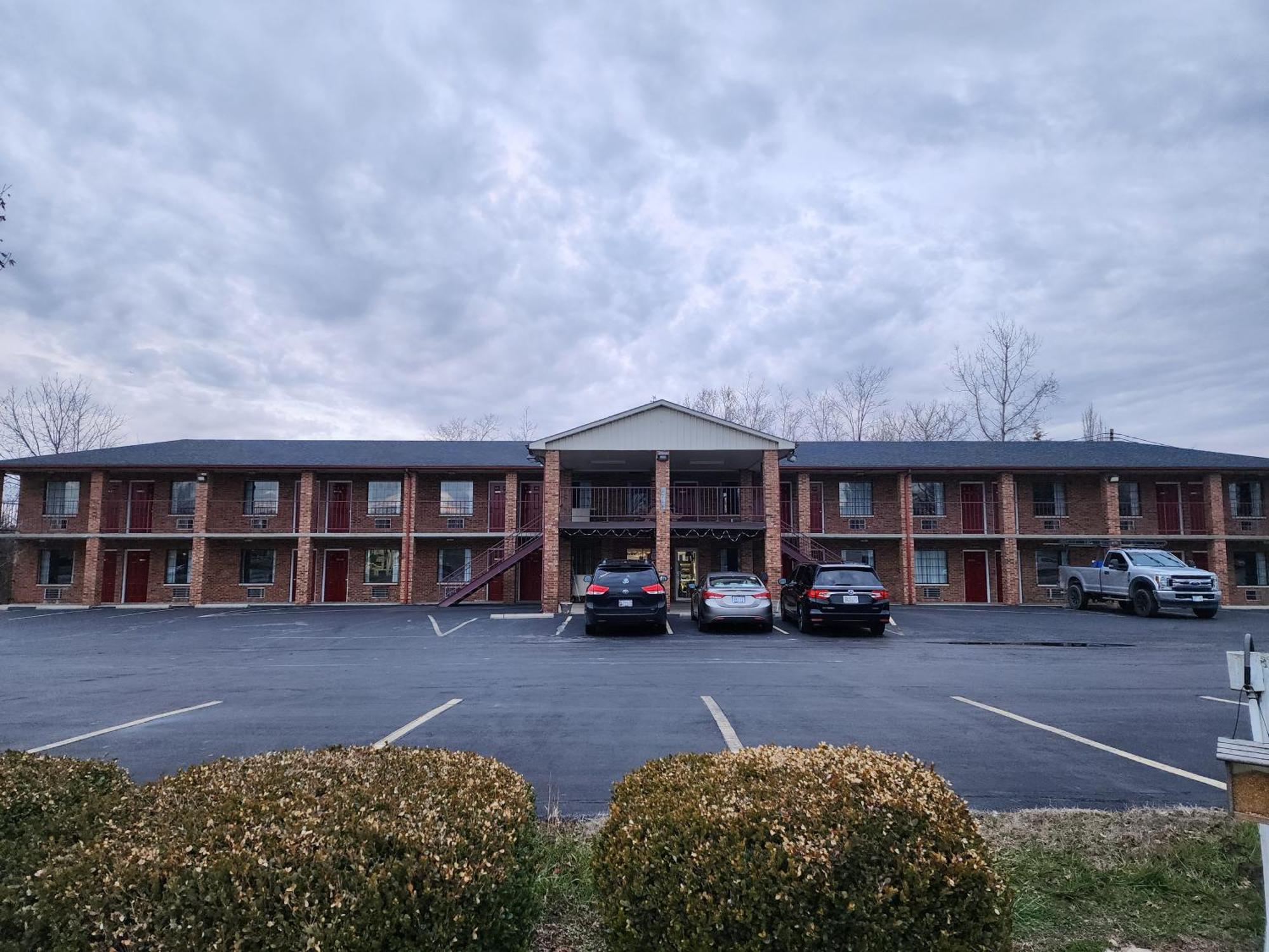 Americas Inn Бардстаун Екстериор снимка