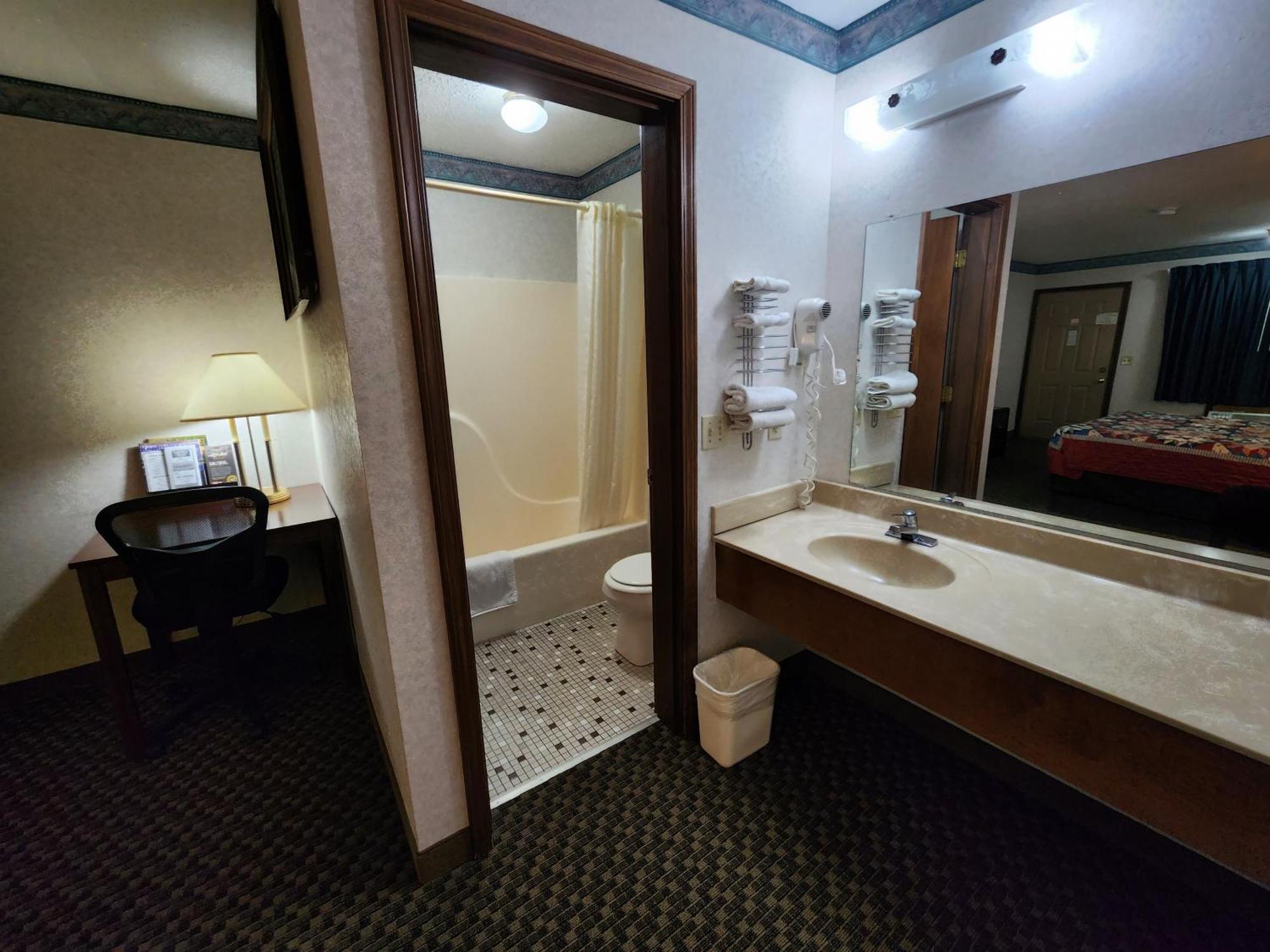 Americas Inn Бардстаун Екстериор снимка
