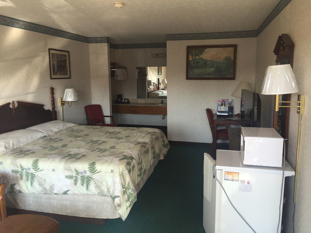 Americas Inn Бардстаун Екстериор снимка