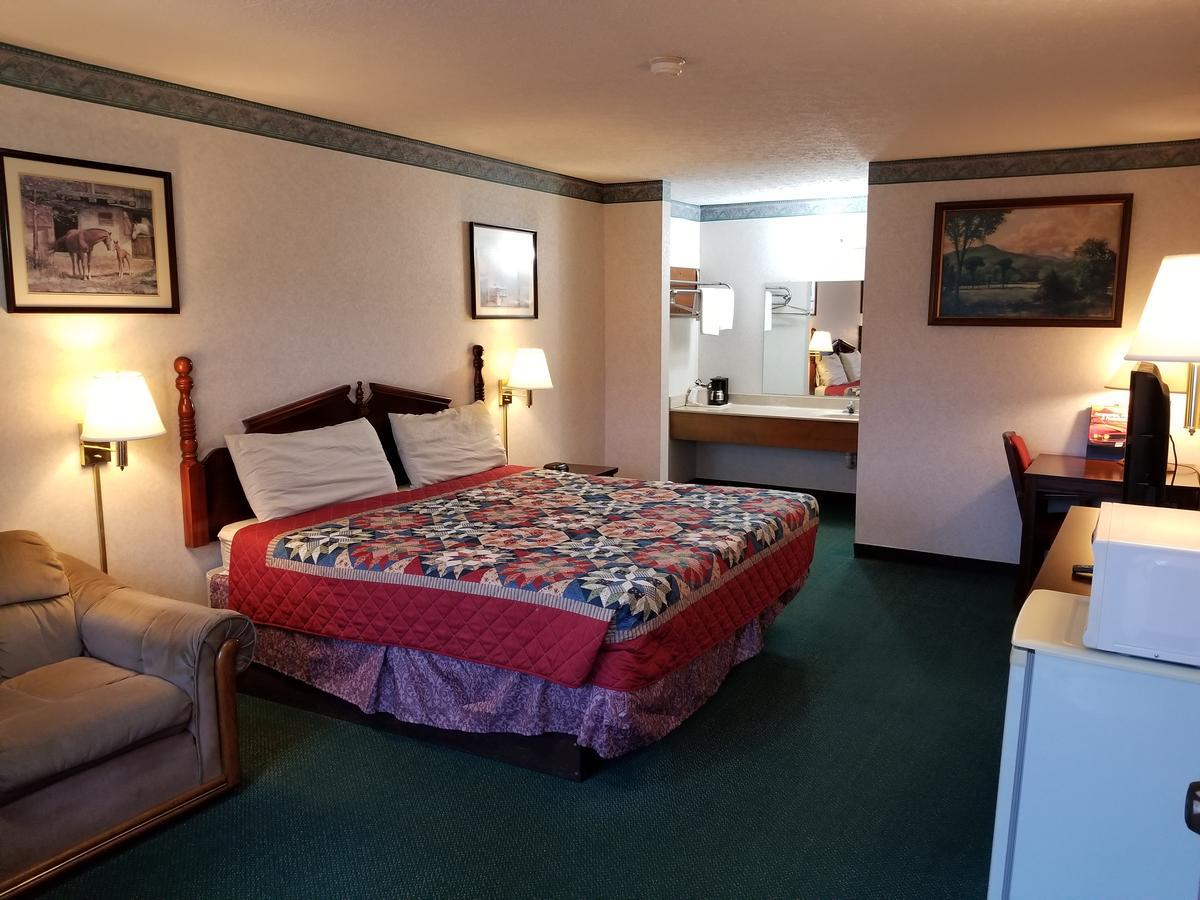 Americas Inn Бардстаун Екстериор снимка