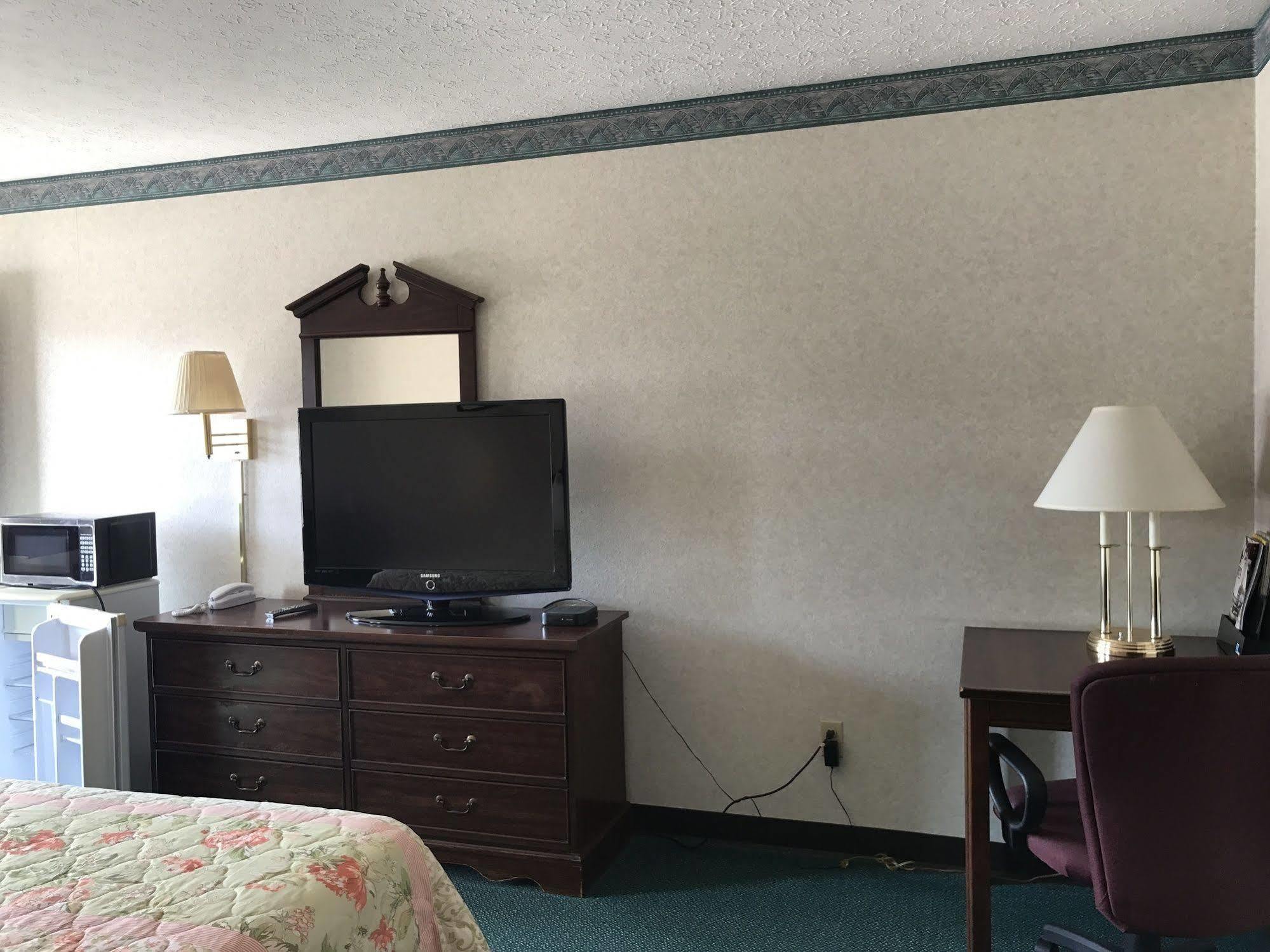 Americas Inn Бардстаун Екстериор снимка