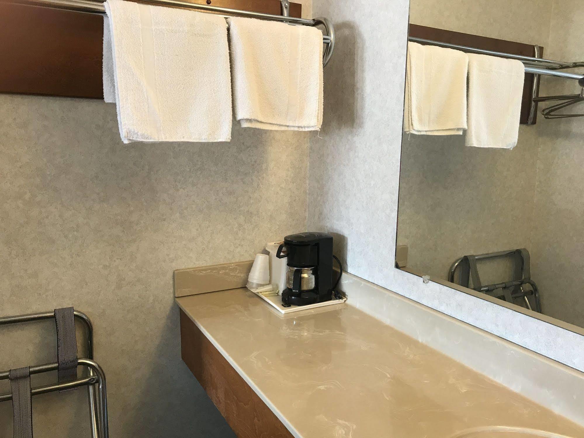 Americas Inn Бардстаун Екстериор снимка