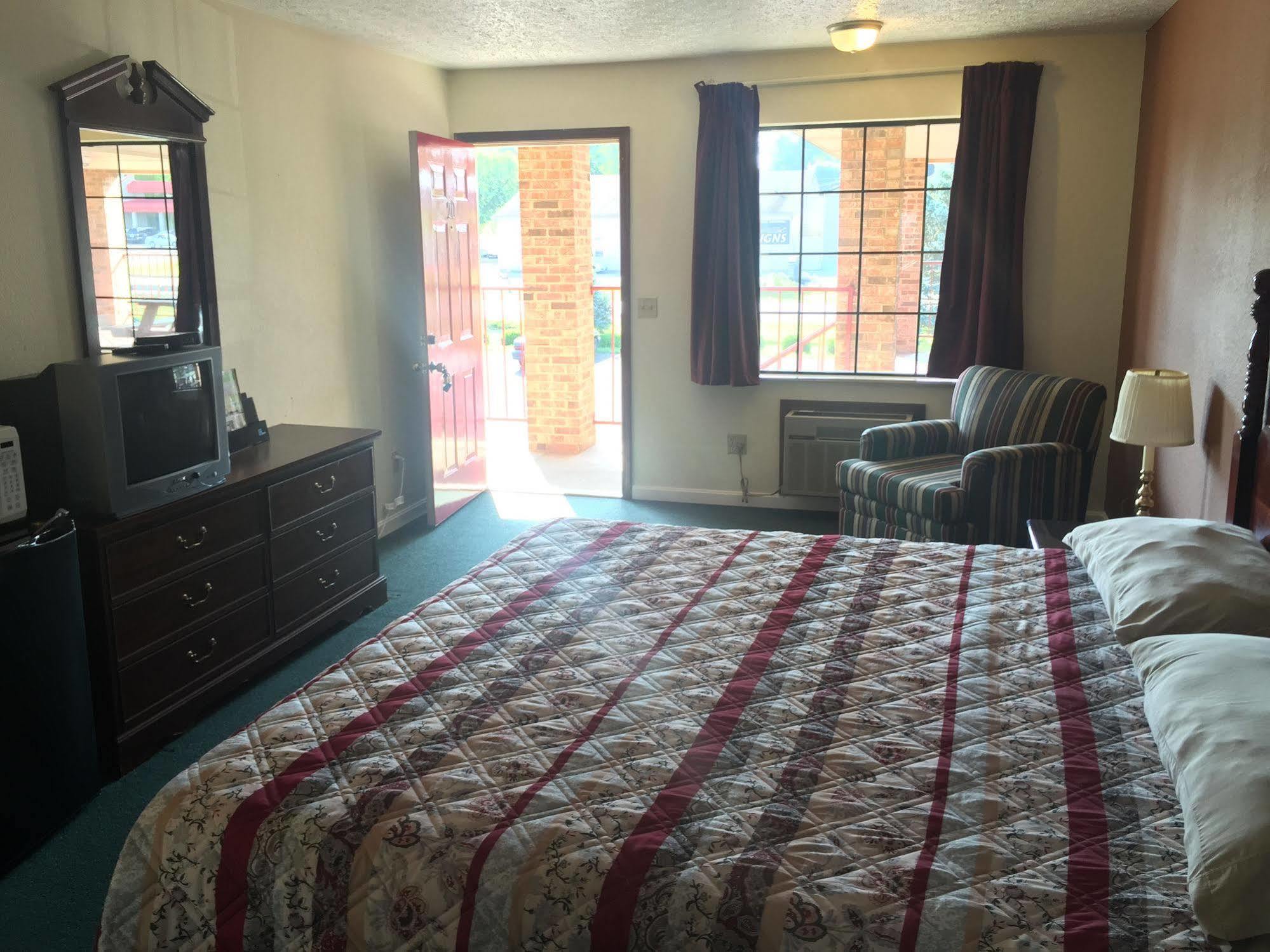 Americas Inn Бардстаун Екстериор снимка
